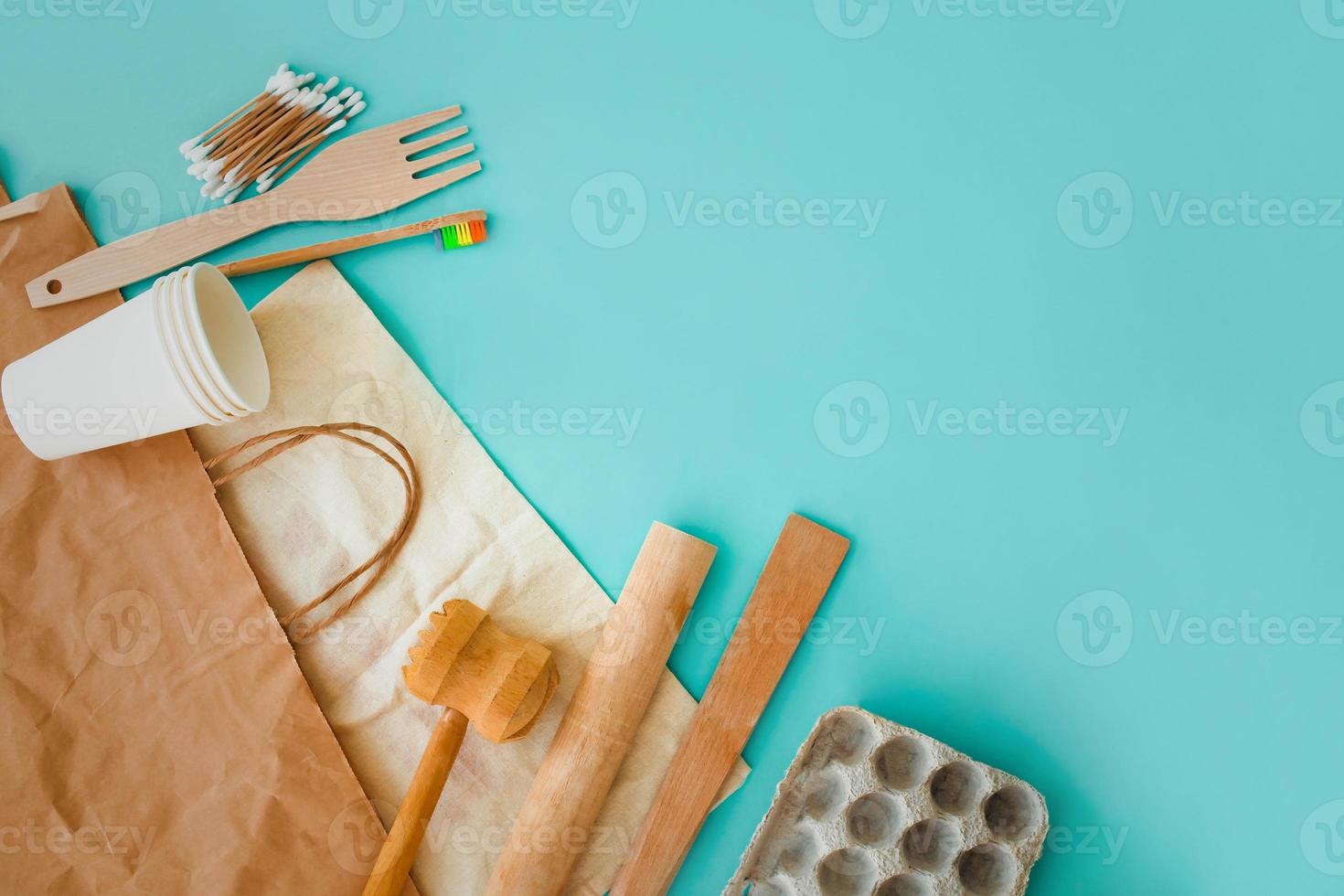 conjunto do eco amigáveis acessórios. plano deitar eco amigáveis natural bambu escovas de dentes, de madeira utensílios, cotonetes e papel bolsa. zero desperdício conceito. foto