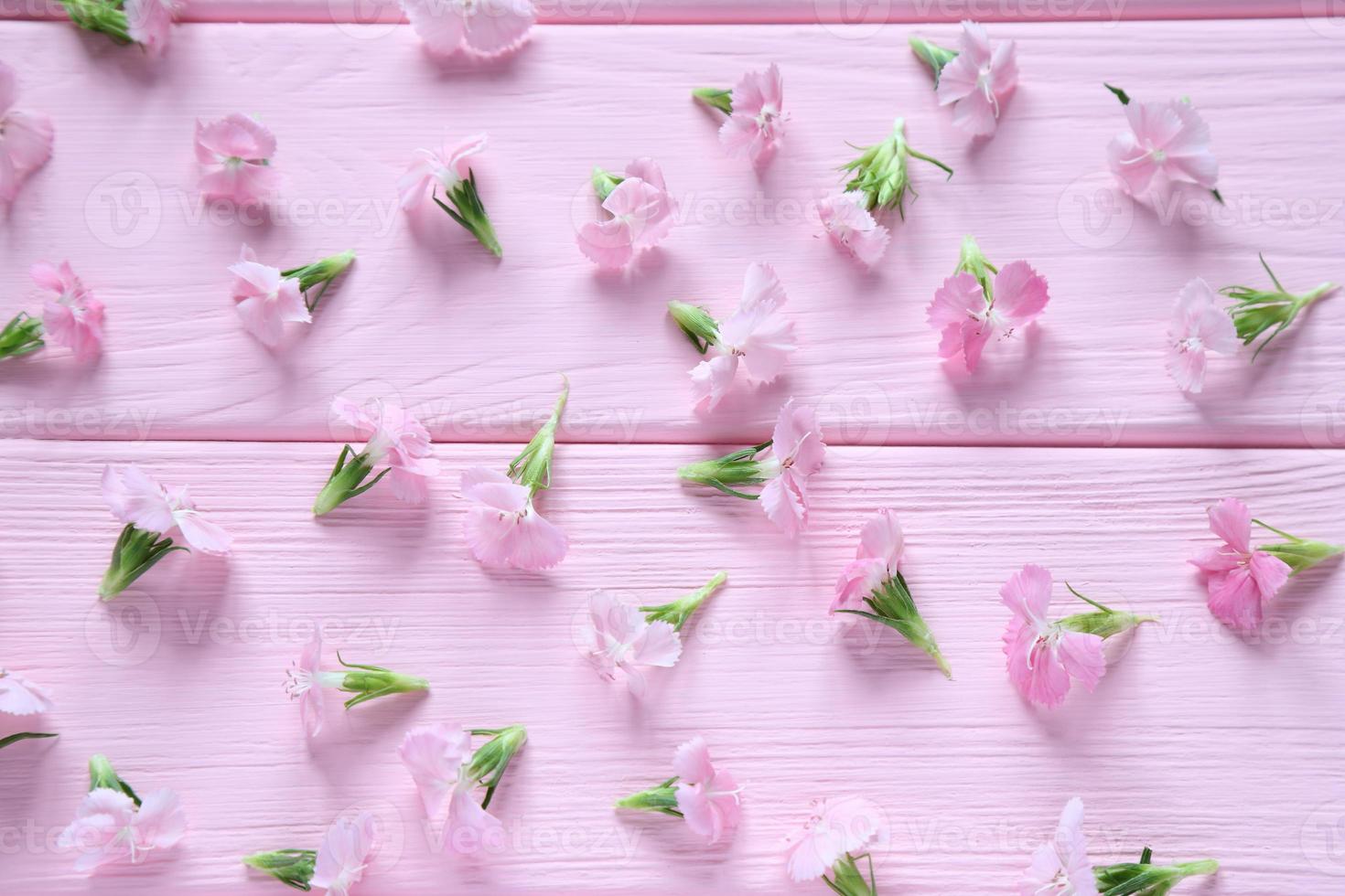 pequeno Rosa flores em de madeira mesa, floral padronizar foto