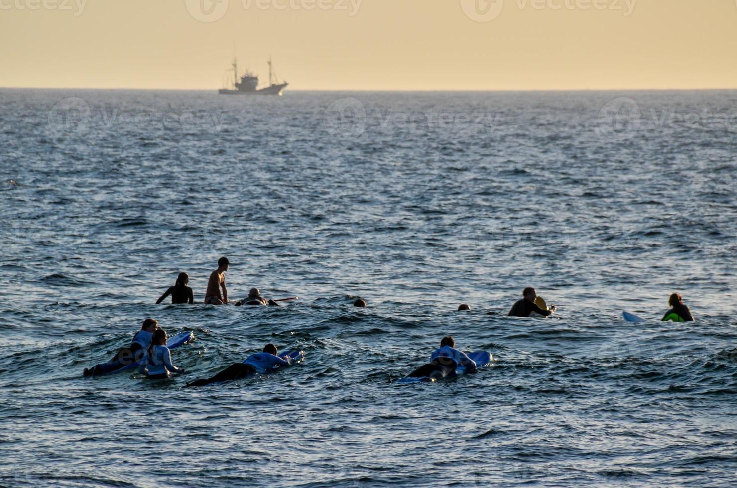 surfistas no oceano foto