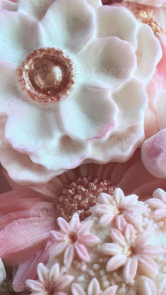 fechar acima tailandês sobremesa vários flor em forma dentro pastel Rosa cor tom do coco leite sabor, sam panela nee tradicional tailandês feito â mão lanche, real famoso tailandês doces, vertical imagem para papel de parede foto