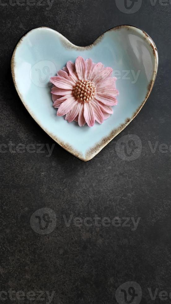 coco leite sabor, pastel Rosa cor, sam panela nee tradicional tailandês feito â mão lanche em pastel azul coração forma placa, Sombrio fundo, vertical imagem com cópia de espaço foto