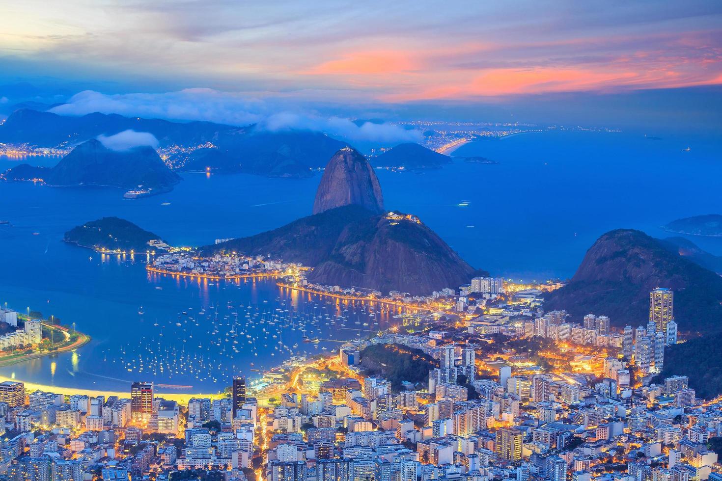 cidade do rio de janeiro ao crepúsculo foto