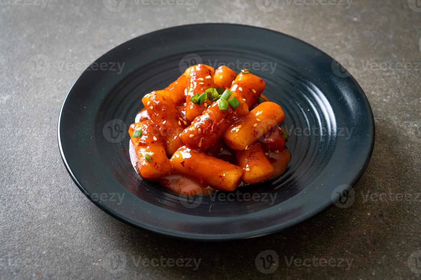 torta de bolo de arroz coreano com molho picante - tteokbokki foto