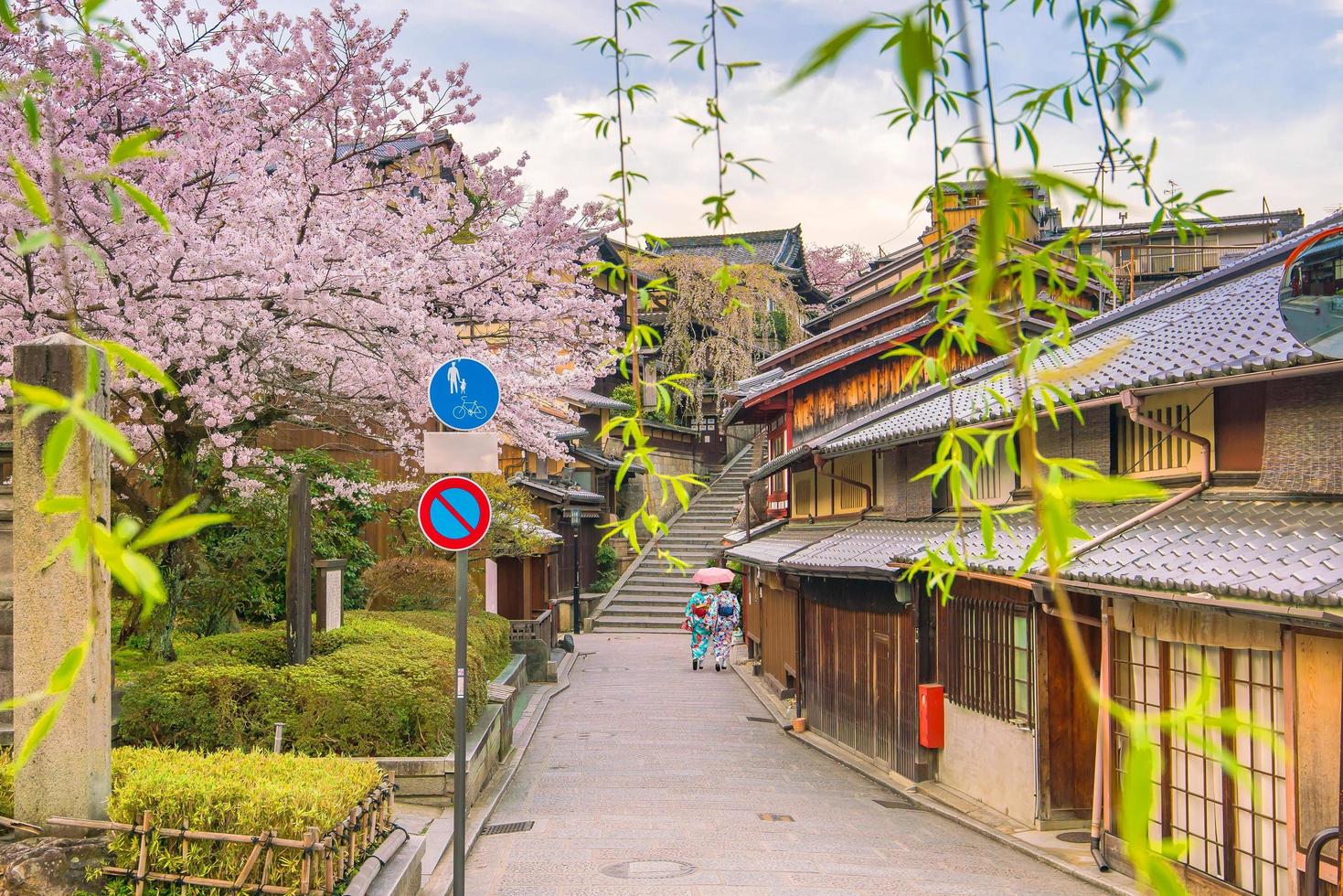 cidade velha de kyoto, distrito de higashiyama durante a temporada de sakura foto