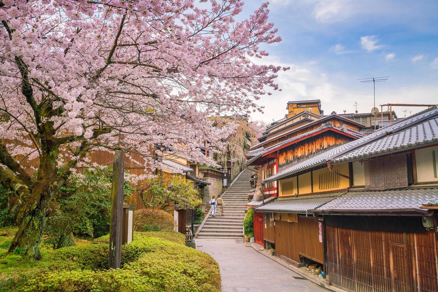 cidade velha de kyoto, distrito de higashiyama durante a temporada de sakura foto