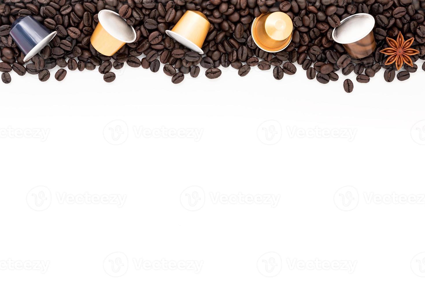 grãos de café torrados escuros configurados em fundo branco com espaço de cópia. foto