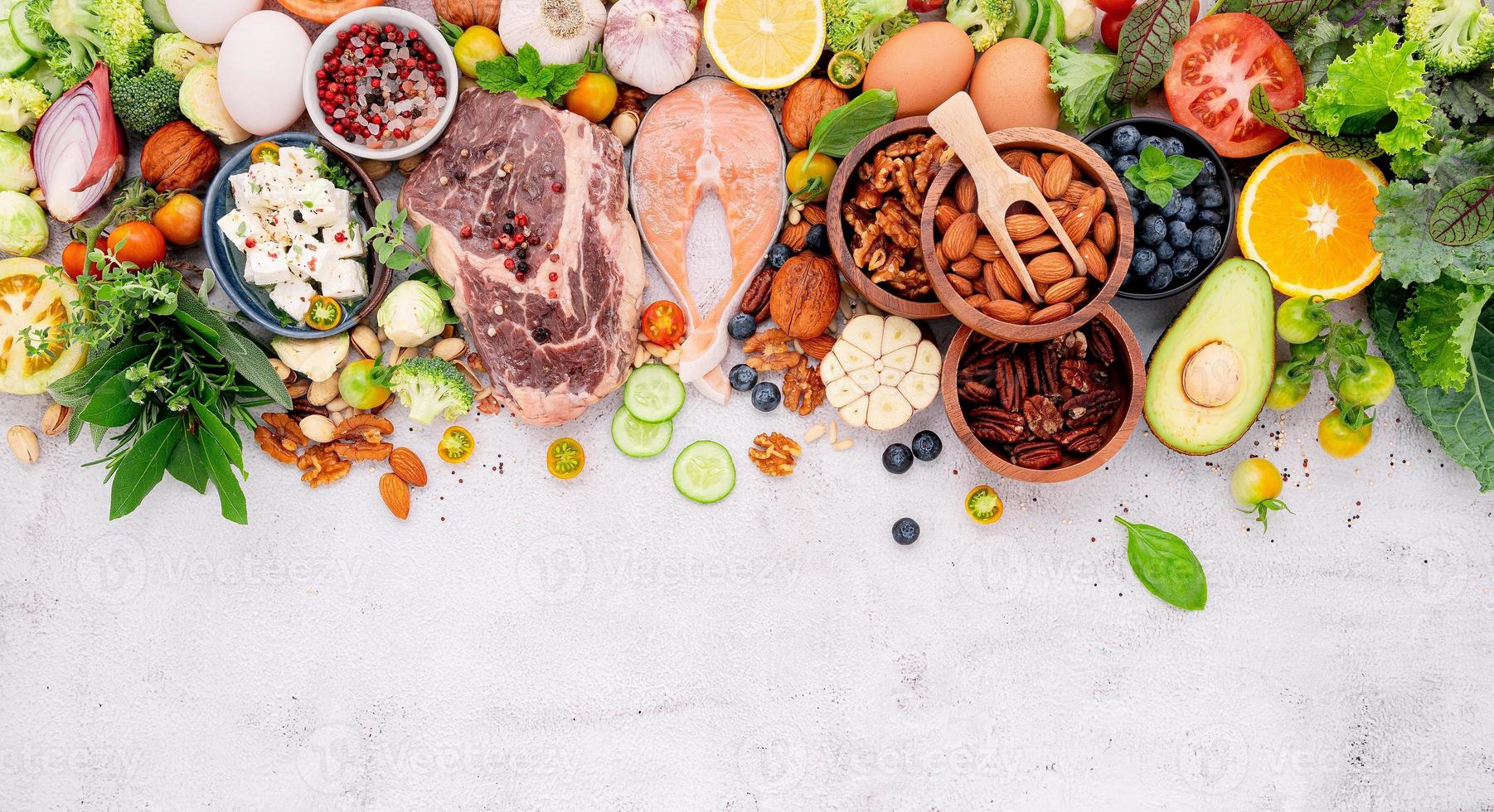 conceito de dieta de baixo teor de carboidratos cetogênica. ingredientes para seleção de alimentos saudáveis configurados em fundo branco de concreto. foto