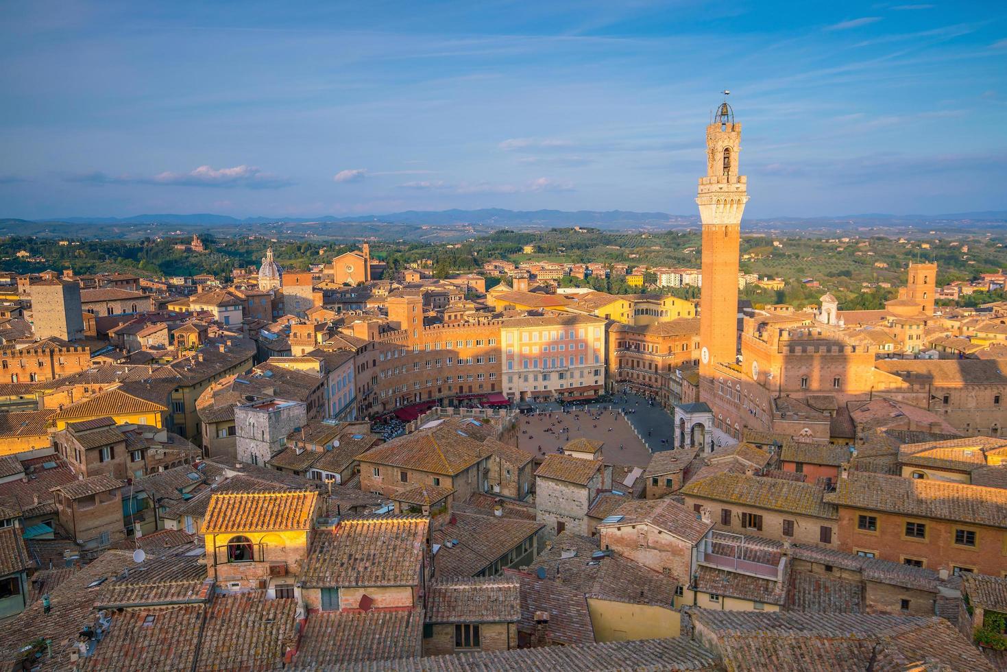 horizonte do centro de siena na itália foto