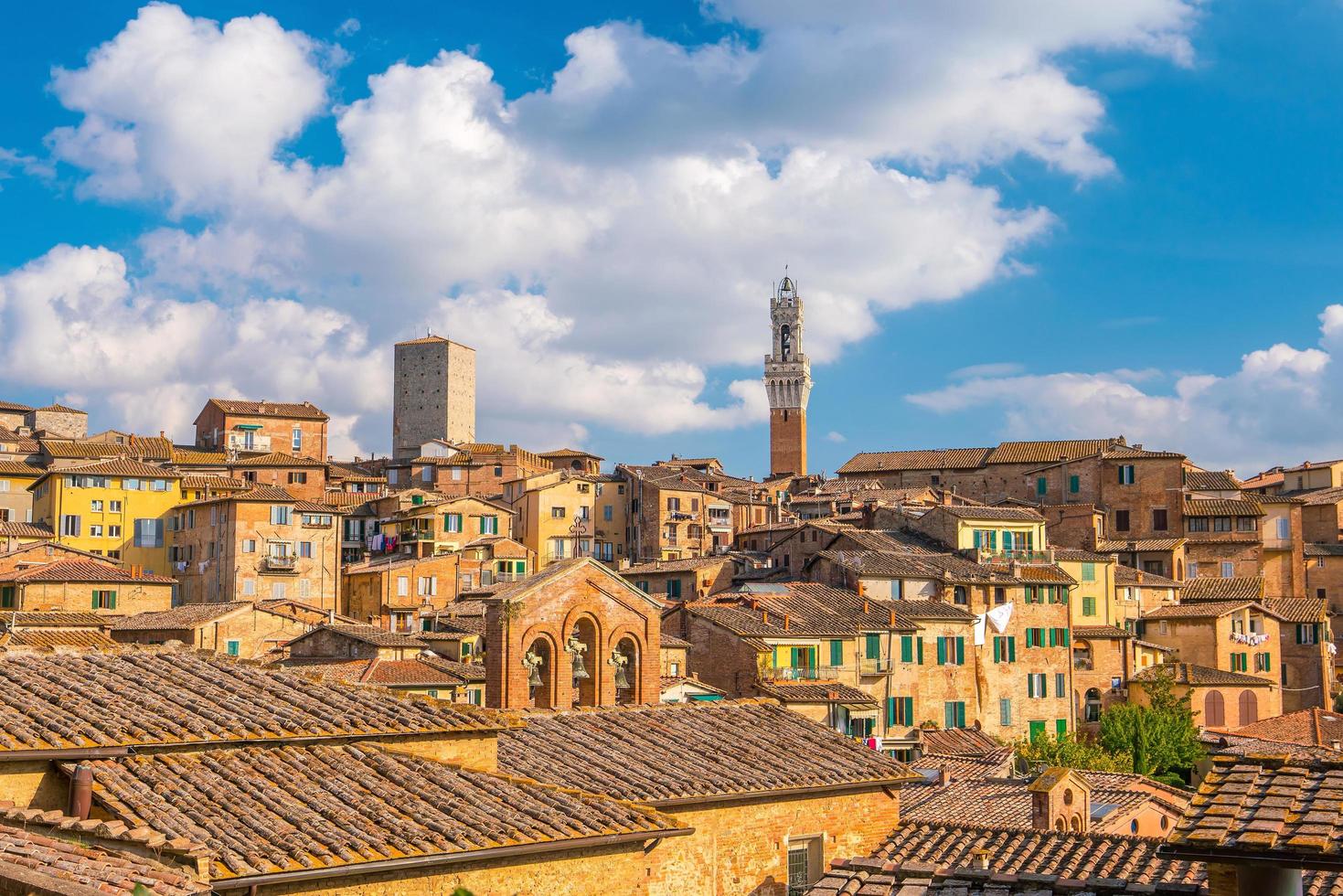 horizonte do centro de siena na itália foto