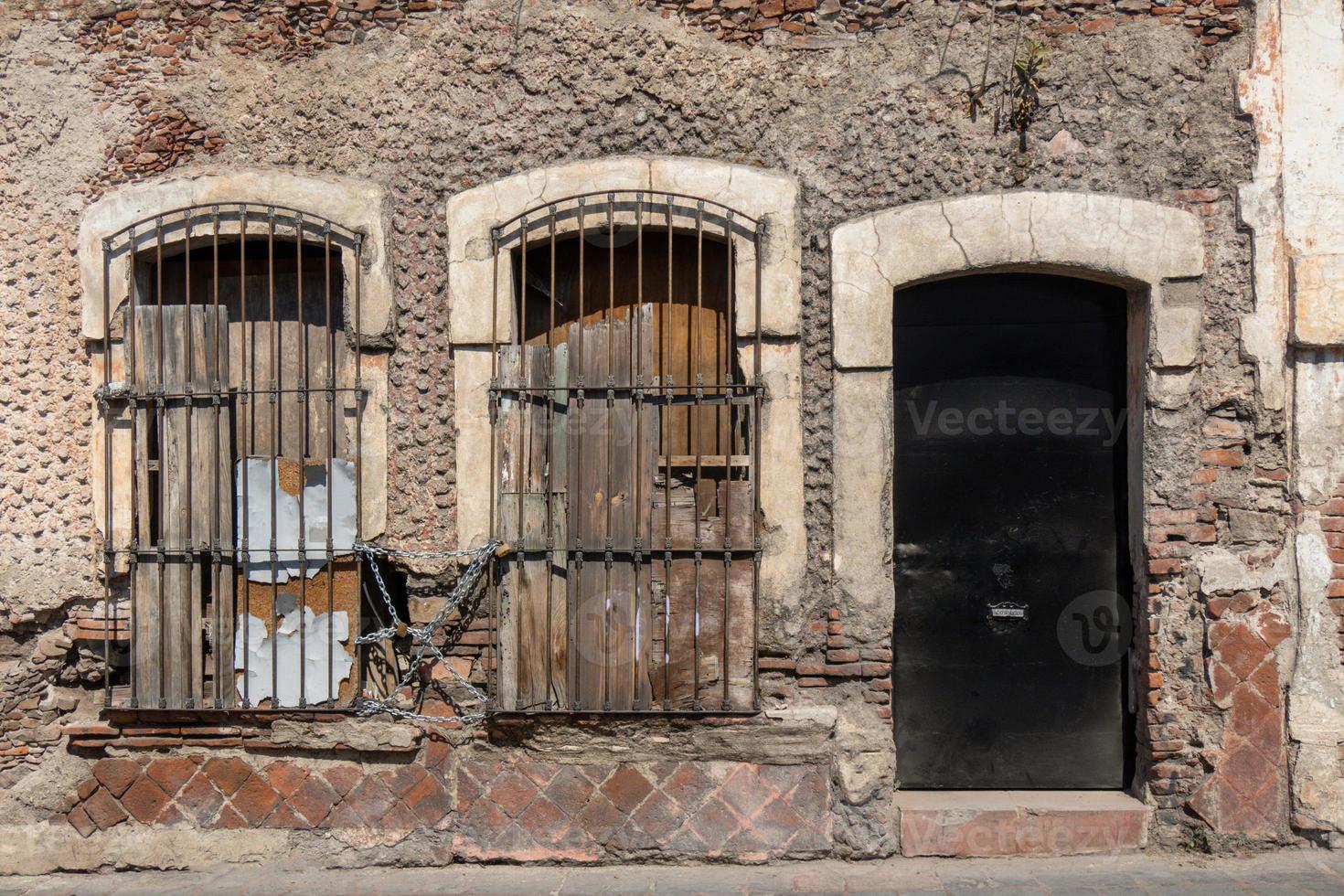 construção com uma quebrado porta e uma placa este diz a palavra em isto, Queretaro México foto