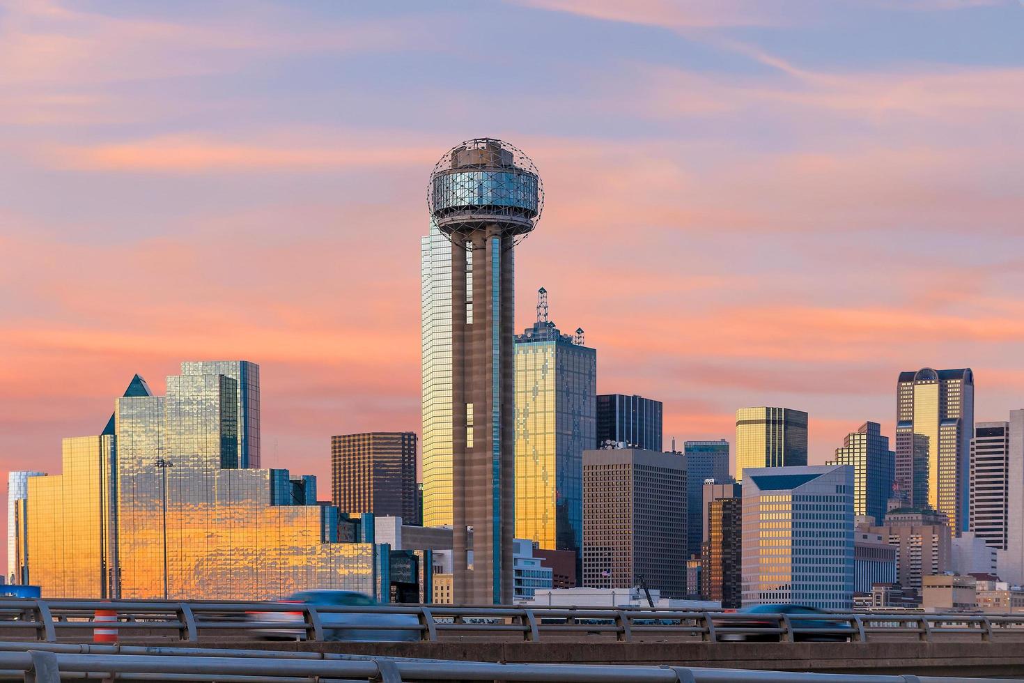 skyline da cidade de Dallas no crepúsculo foto