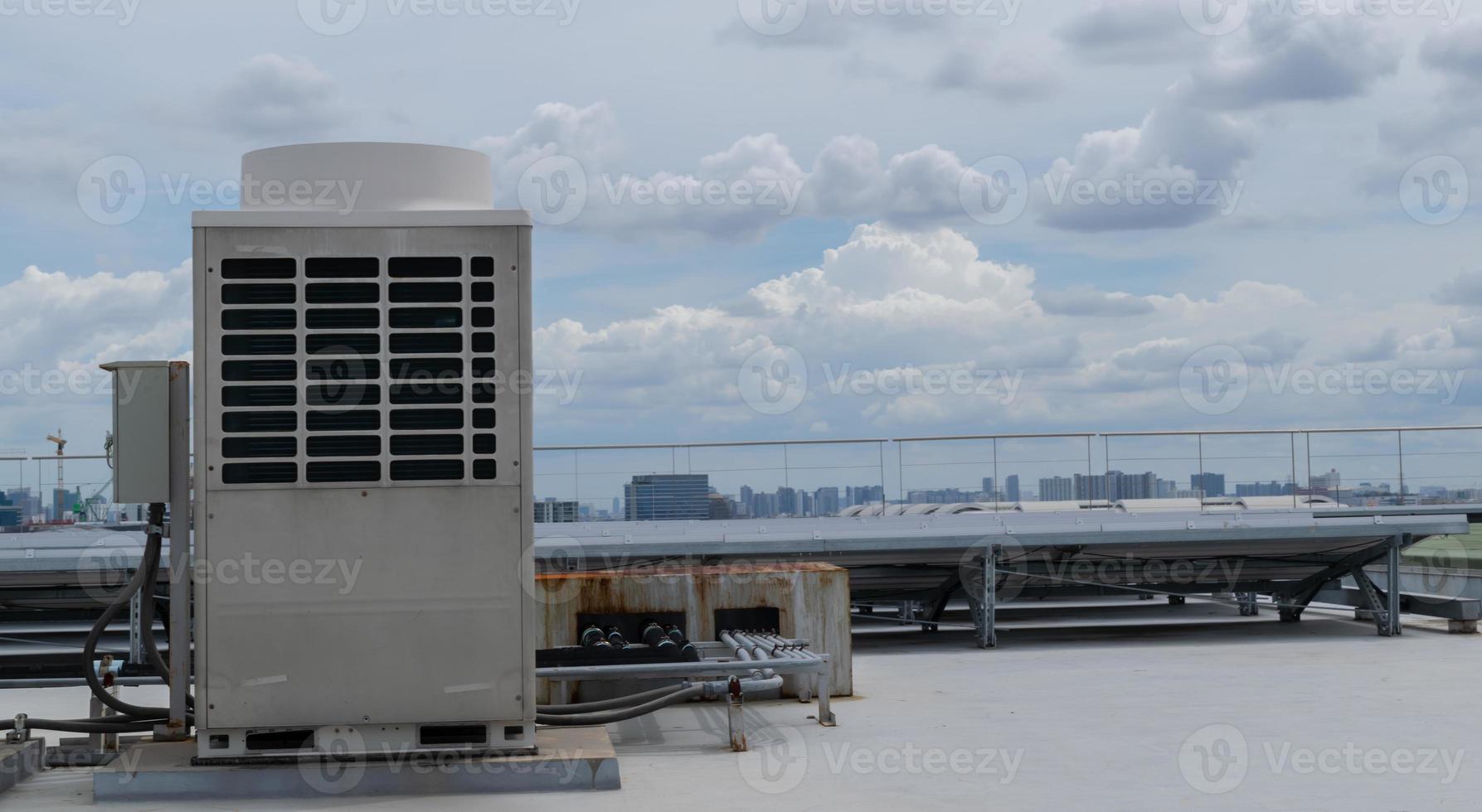 ar condicionador unidades hvac em uma cobertura do industrial construção com azul céu. foto
