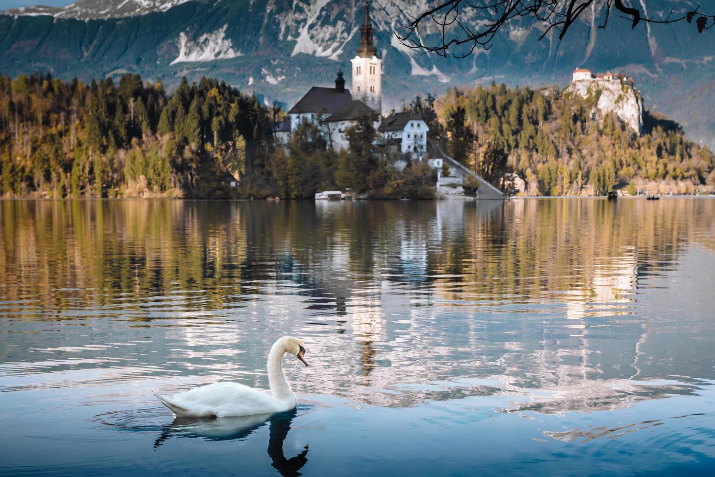 lago sangrou nas montanhas alpinas foto