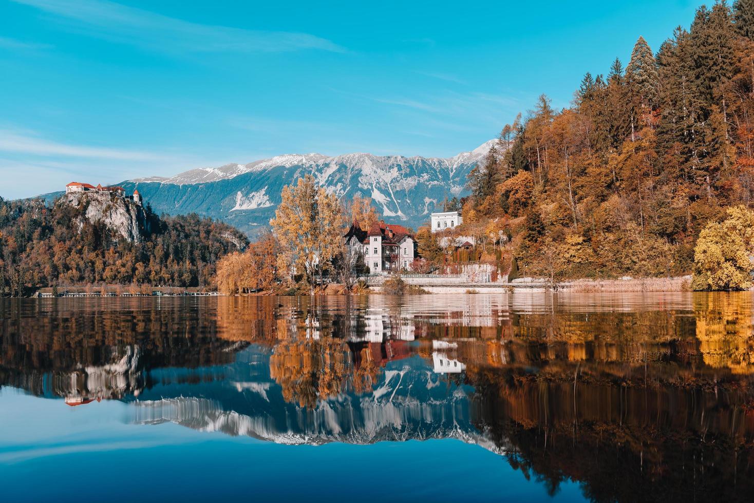 lago sangrou nas montanhas alpinas foto