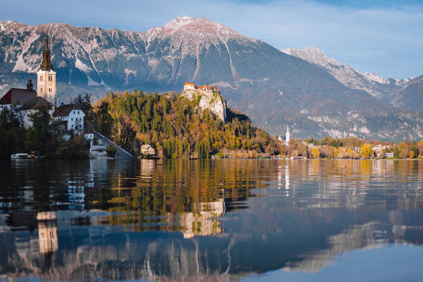 lago sangrou nas montanhas alpinas foto