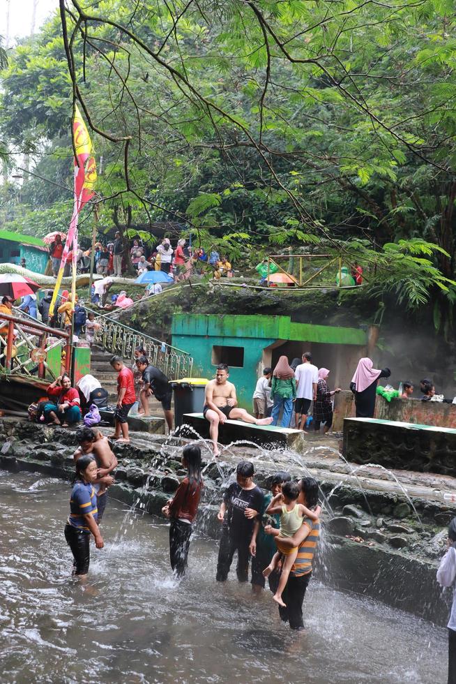 tegal, janeiro 2023. foto do ocupado visitantes relaxante e desfrutando a guci quente Primavera banho.