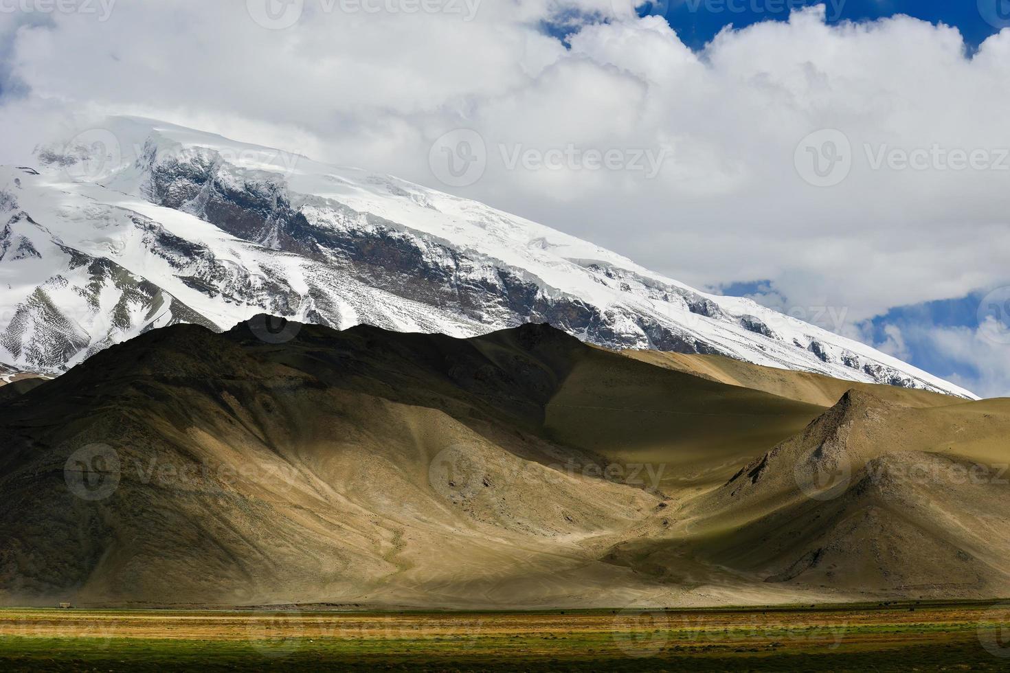 negligenciar a 7.500 metros de altura muztagh torre a partir de pamir carakul lago foto