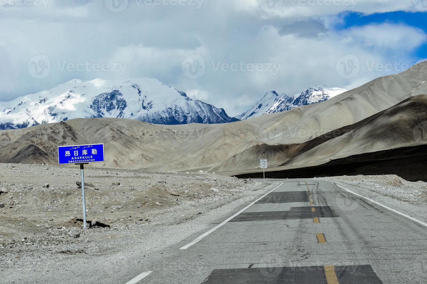 negligenciar a 7.500 metros de altura muztagh torre a partir de pamir carakul lago foto