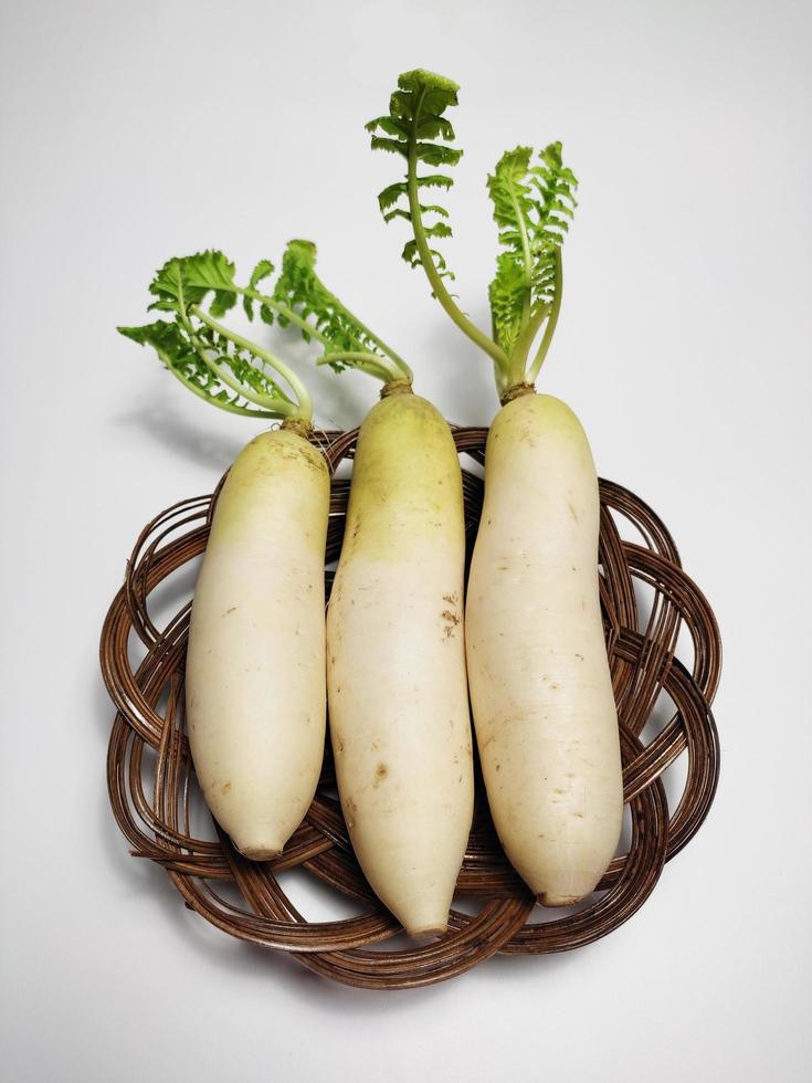 branco rabanete ou daikon isolado dentro branco fundo foto