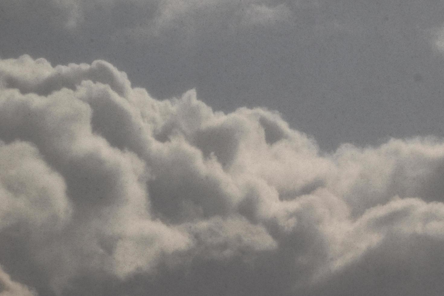 tempo tempestuoso e nuvens escuras foto