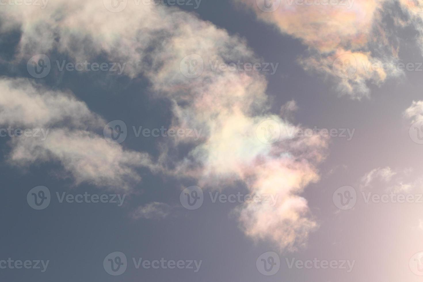 iridescente nuvens em uma azul céu foto