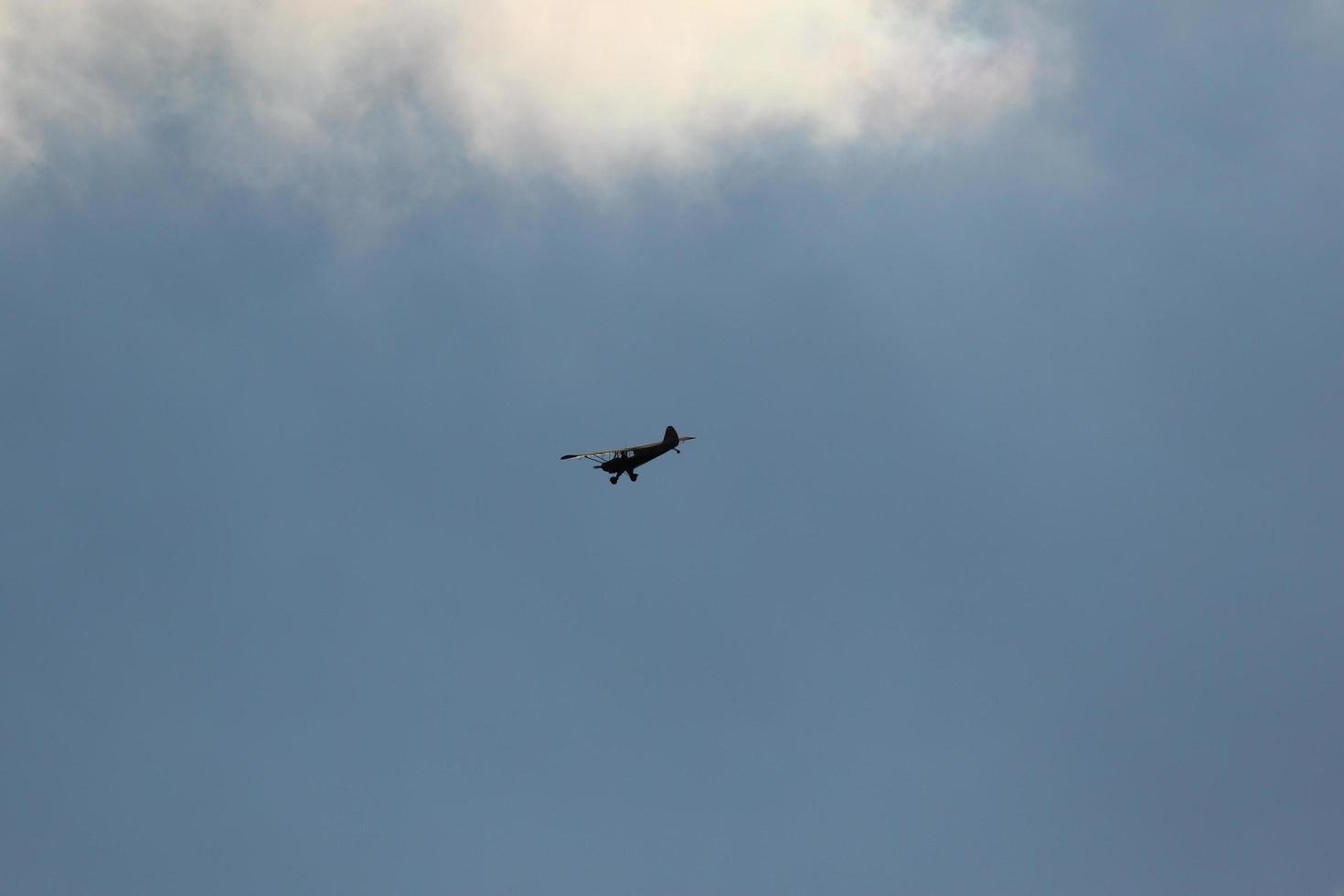 pequeno avião vôo em uma azul céu foto