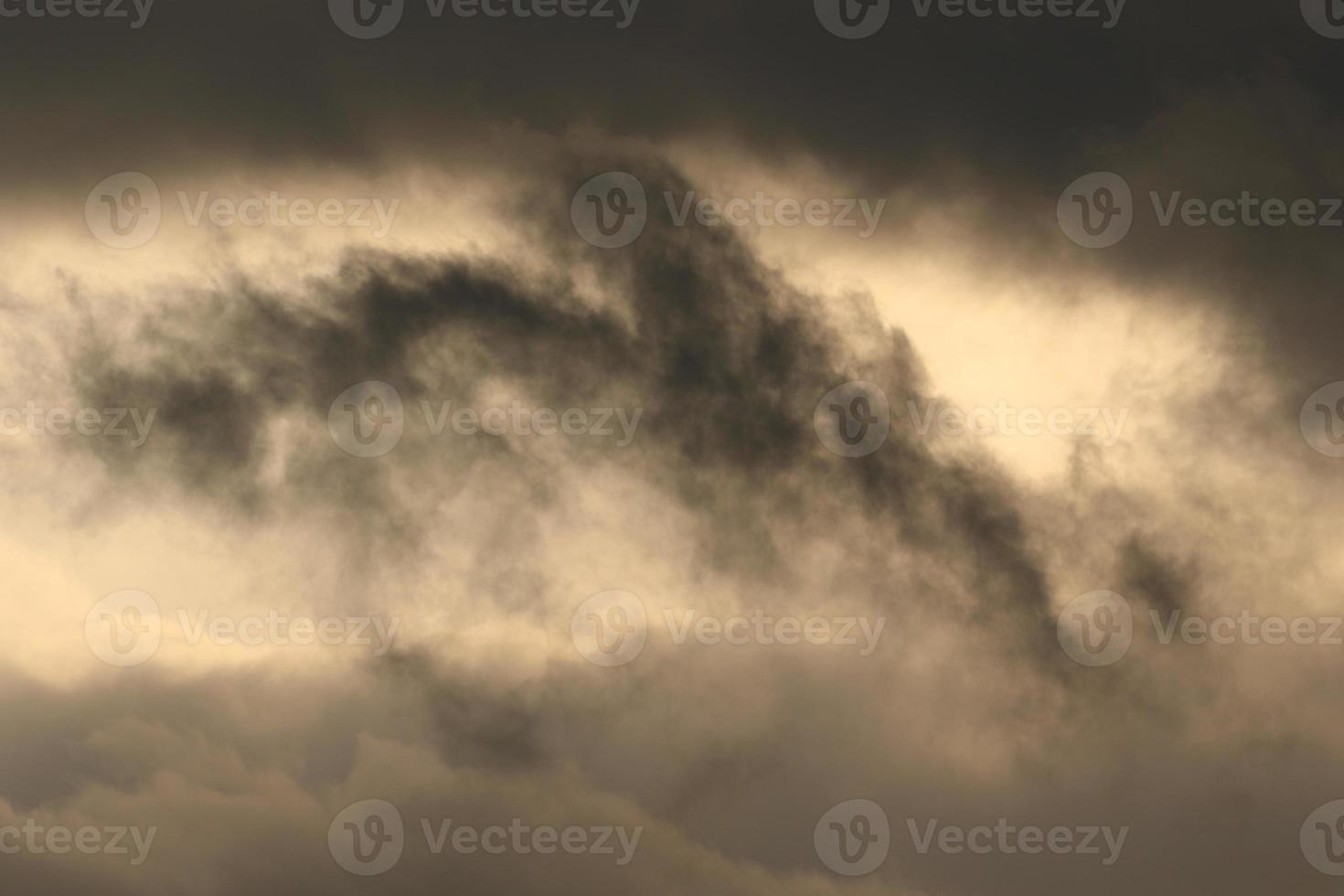 tempo tempestuoso e nuvens escuras foto