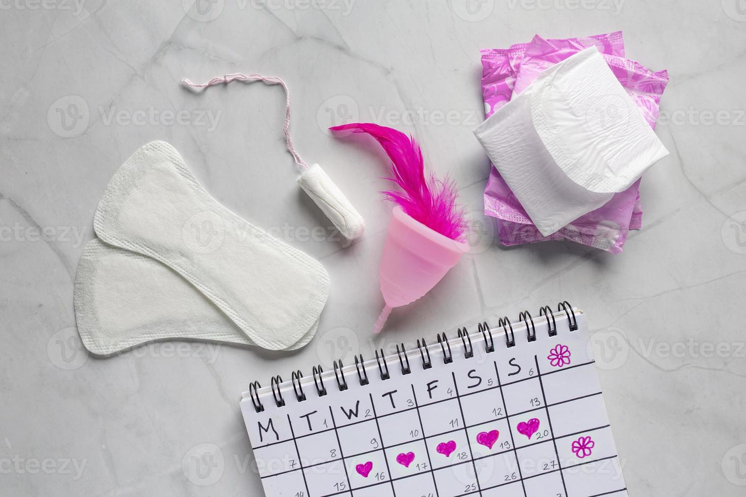 menstruação calendário com algodão absorvente interno. mulher higiene proteção. mulher crítico dias. conjunto do mulheres significa pessoal higiene, feminino higiene almofadas, xícara, menstruação foto