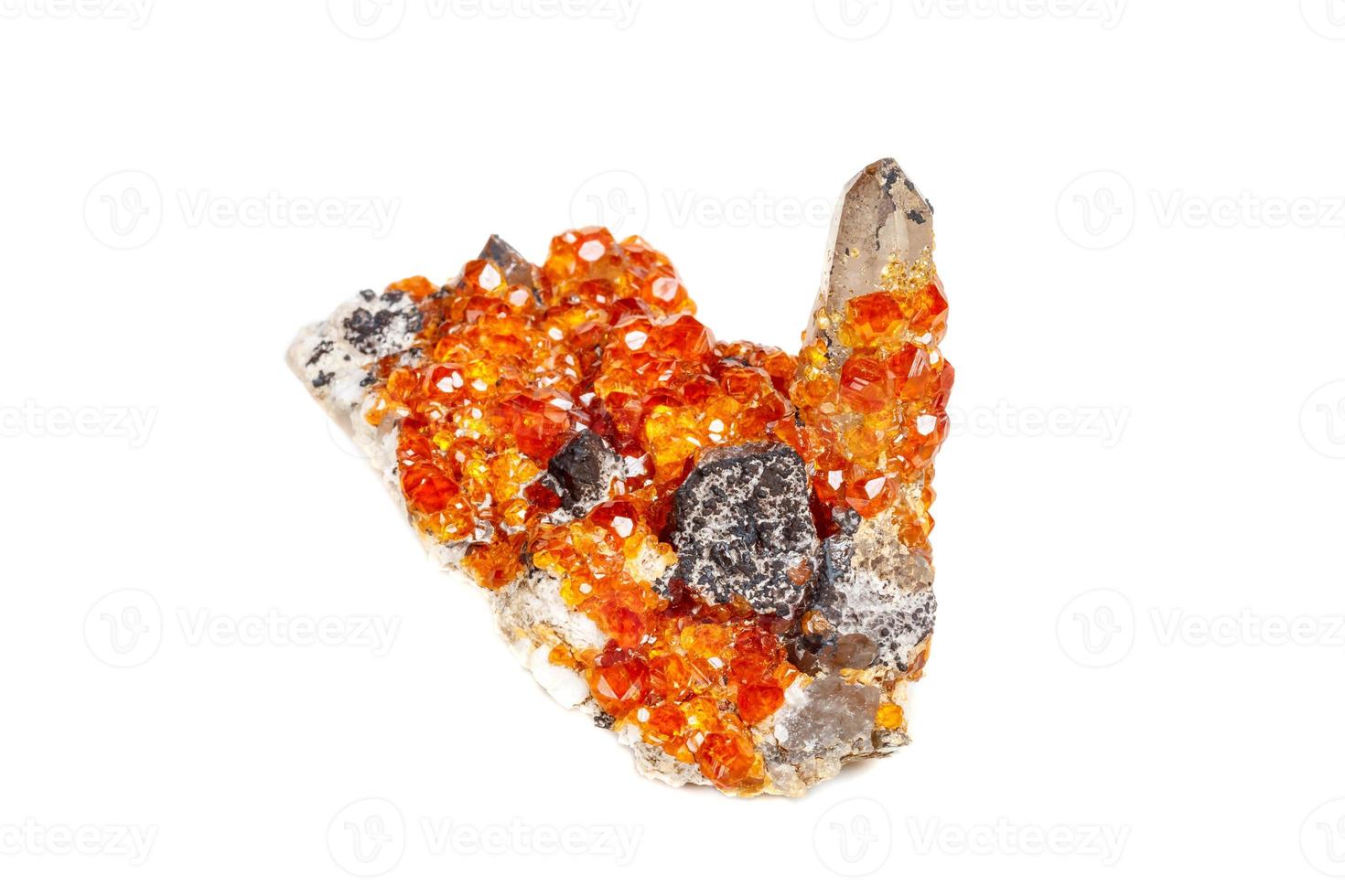 macro mineral pedra espessartina, laranja, vermelho granada com quartzo em branco fundo foto