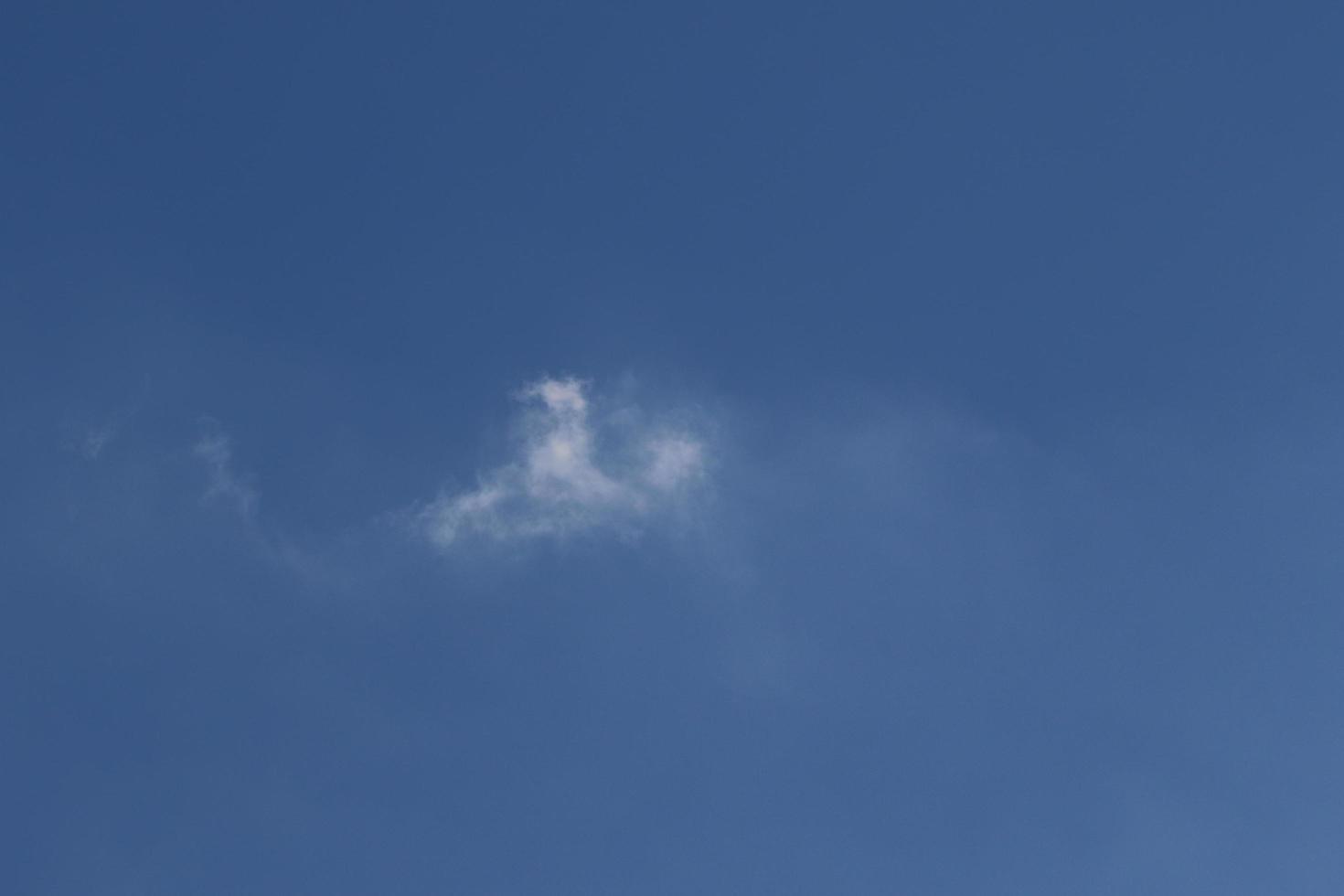 céu azul claro e nuvens brancas foto