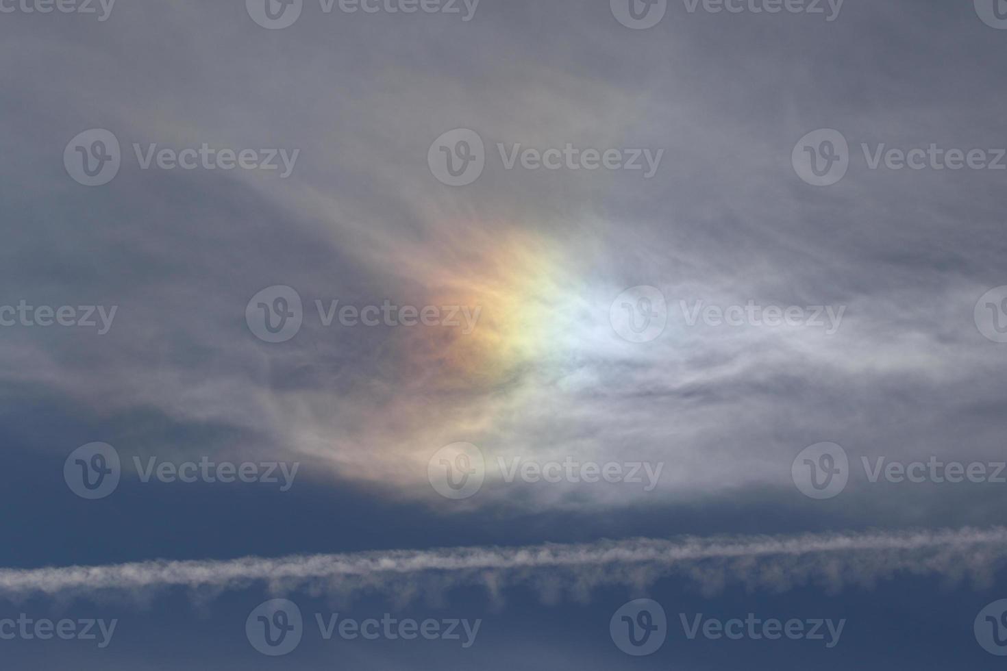 iridescente nuvens em uma azul céu foto