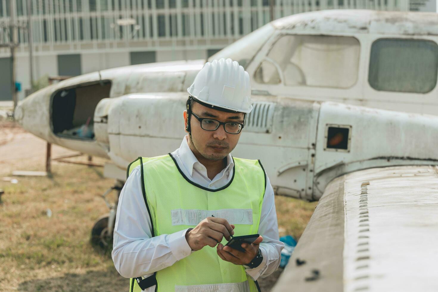 aeronave mecânico examinando avião asa foto