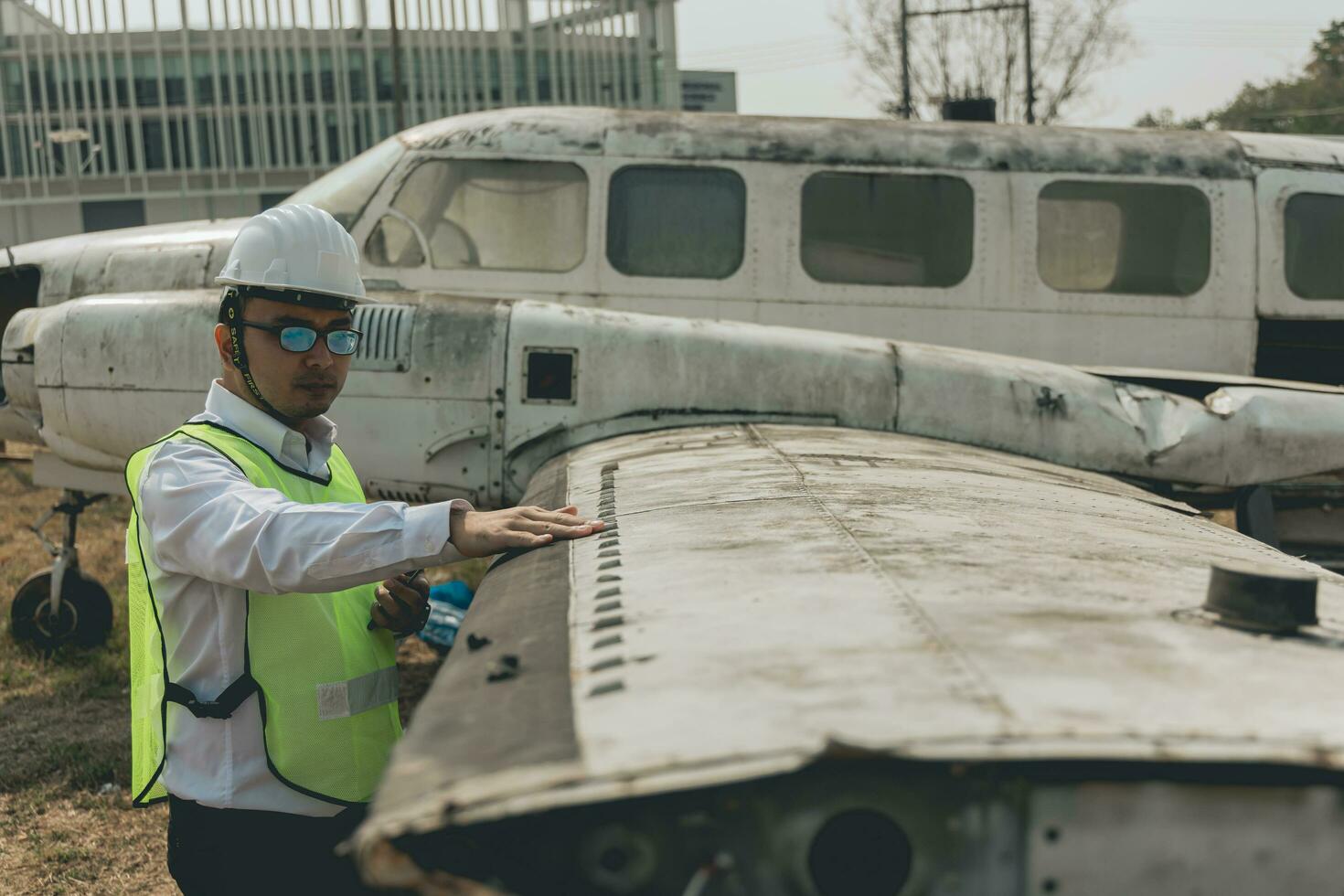 aeronave mecânico examinando avião asa foto