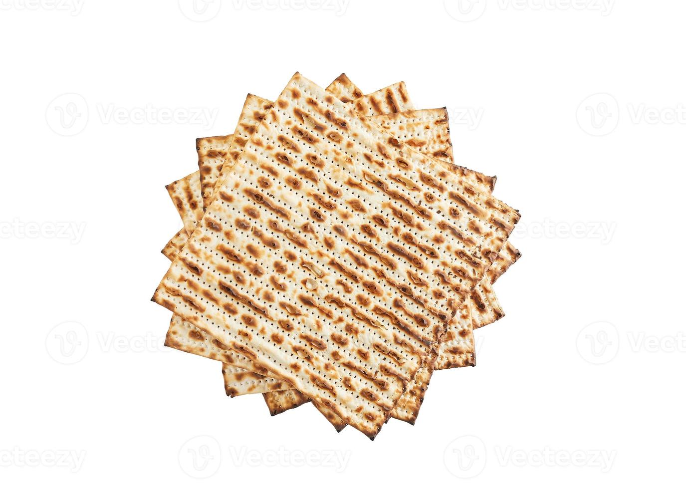 pesach celebração conceito - judaico feriado pesach. empilhado matzah isolado em branco fundo foto