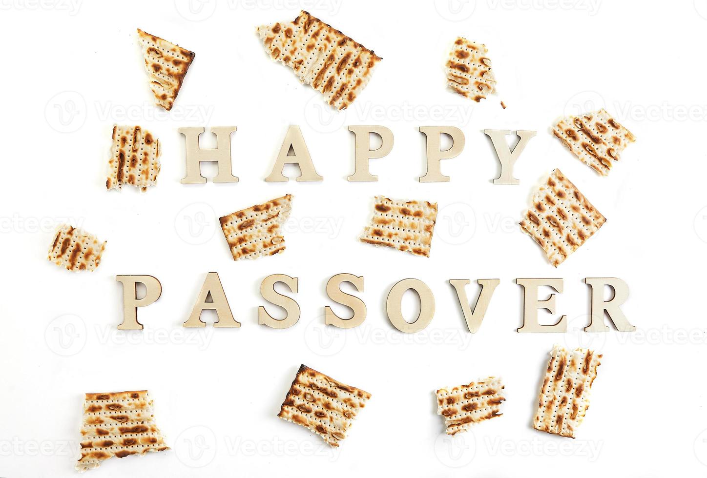 pesach celebração conceito - judaico feriado pesach. quadrado matzah quebrado para dentro peças isolado em branco fundo. feliz Páscoa letras foto