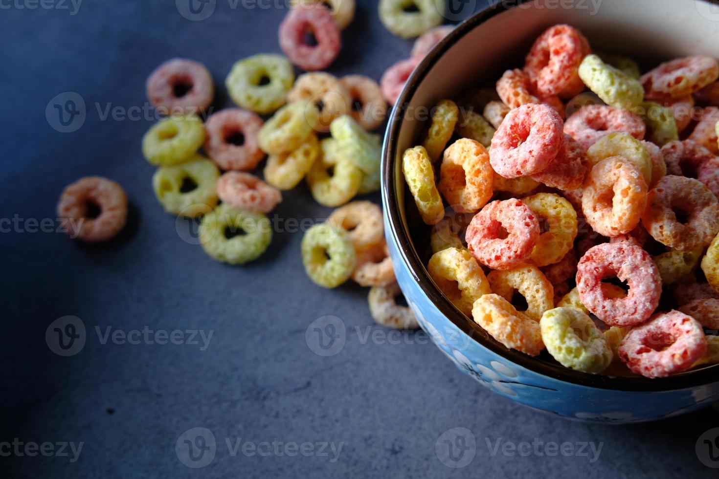 cereal colorido na tigela azul foto