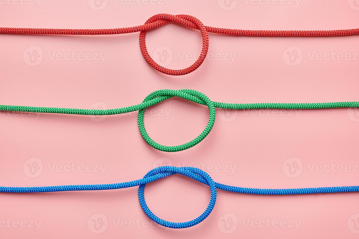 cordas de nylon trançadas amarradas no nó foto