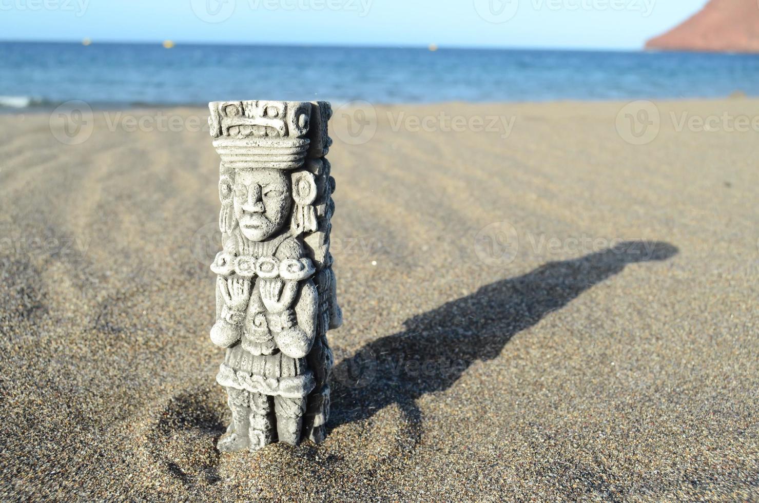 estátua dentro a areia foto