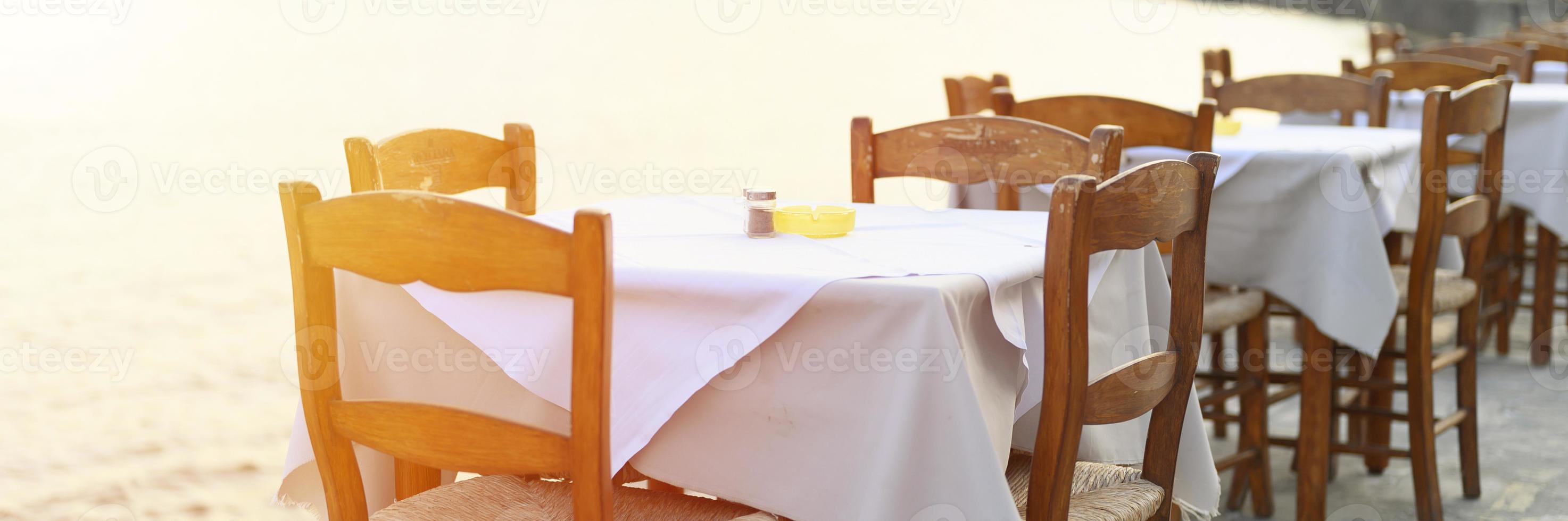 mesas de café no mar, foco seletivo foto