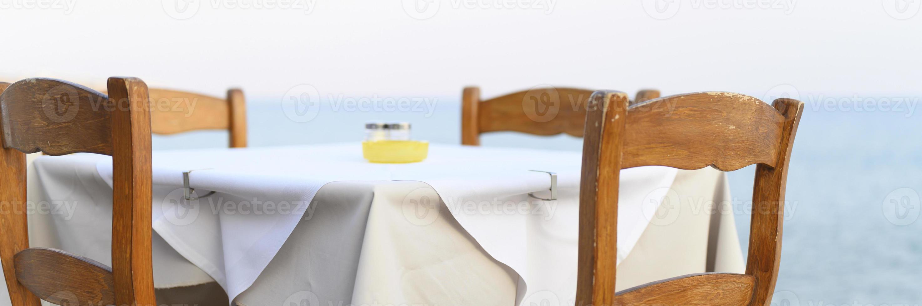 mesas de café no mar, foco seletivo foto