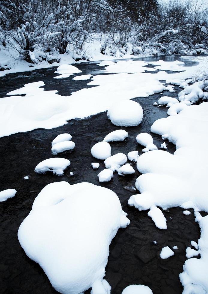 rio de inverno com neve foto