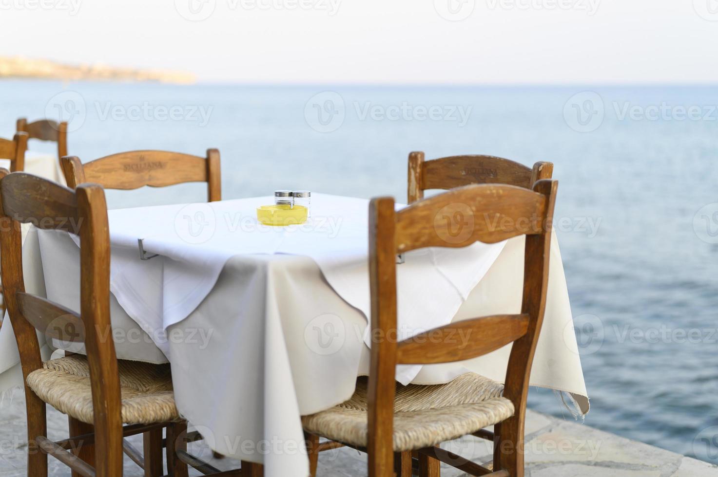 mesas de café no mar, foco seletivo foto