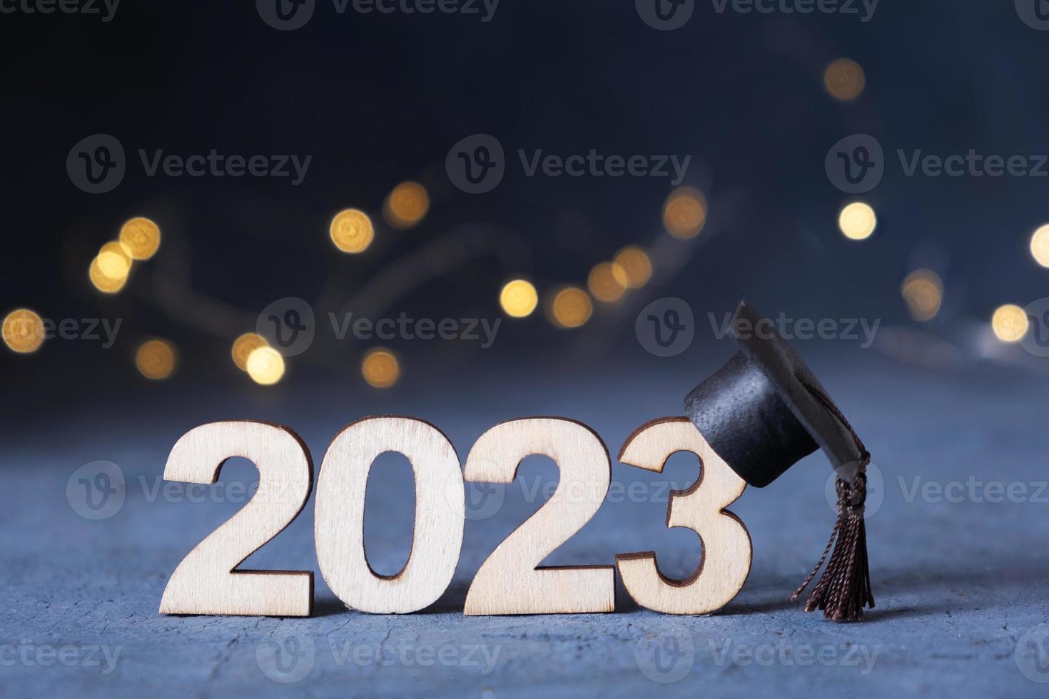 classe do 2023 conceito. de madeira número 2023 com graduado chapéu em Sombrio fundo com bokeh foto