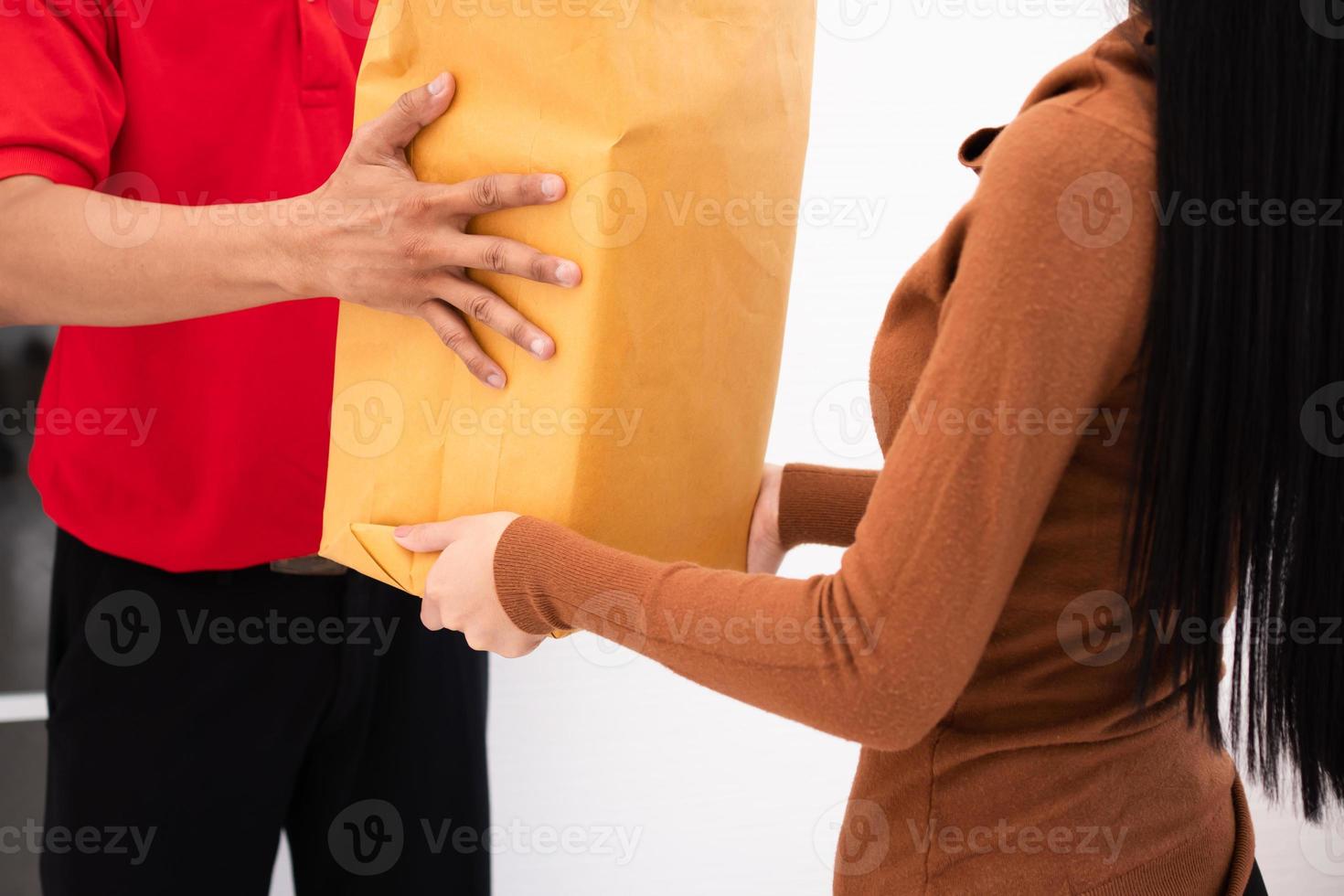 ásia Entrega homem a partir de supermercado vestindo uma face mascarar e segurando uma saco do fresco comida, vegetais, e frutas para dando para clientes às lar. conceito do expressar mercearia serviço e Novo estilo de vida foto