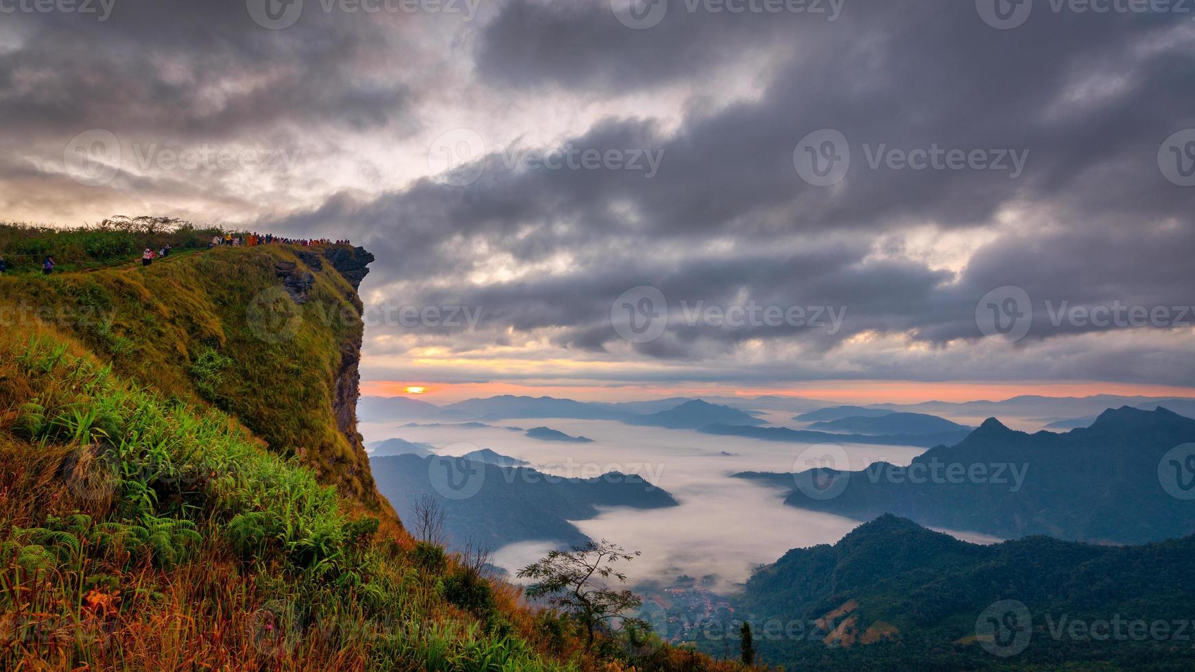 montanha phu chifa com nevoeiro e céu nublado na província de chiang rai, tailândia foto