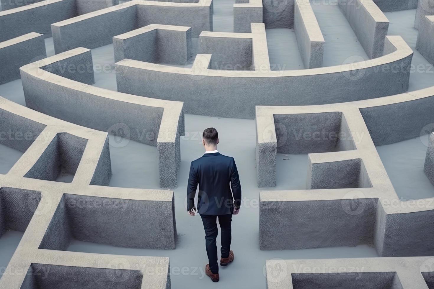 homem de negocios caminhando dentro labirinto cimento parede para sucesso caminho e achando solução foto