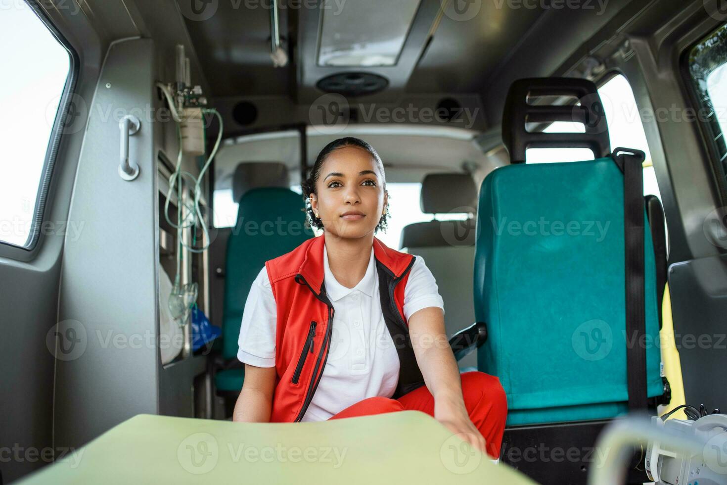 paramédicos comovente Fora ambulância maca a partir de carro. paramédicos rolando a ambulância maca foto