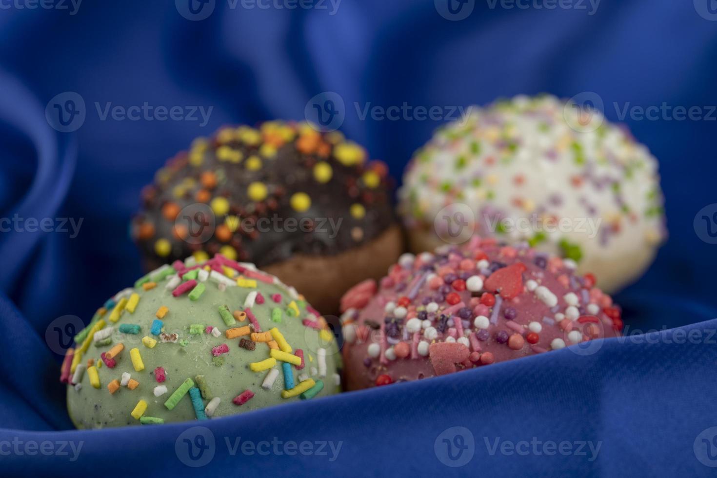 rosquinhas doces coloridas com granulado foto