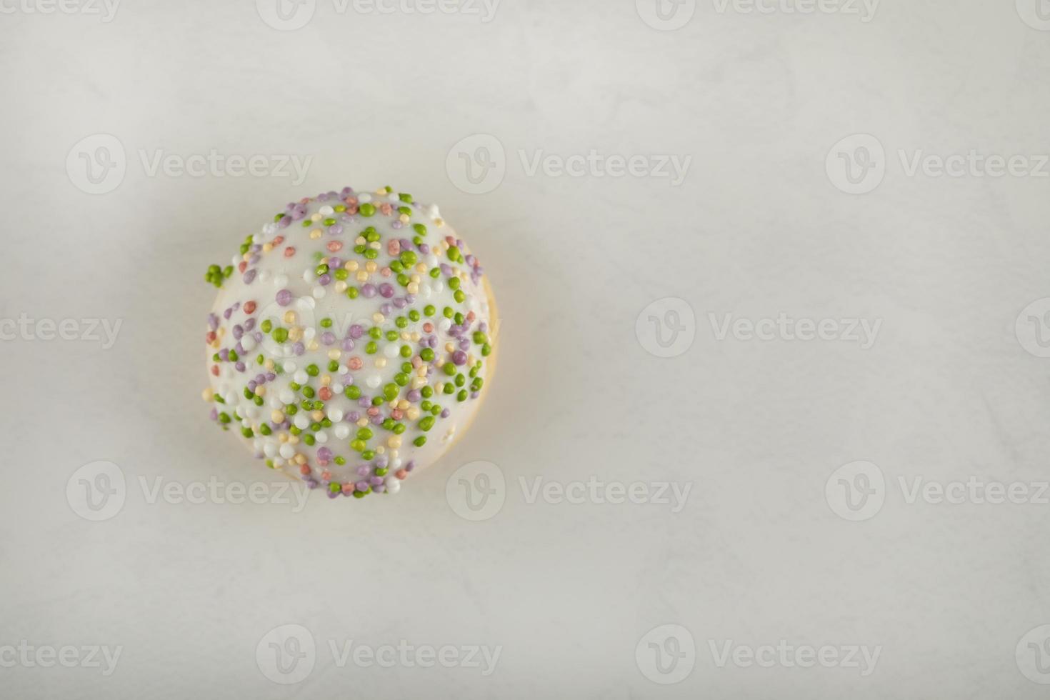 rosquinha pequena doce colorida com granulado foto