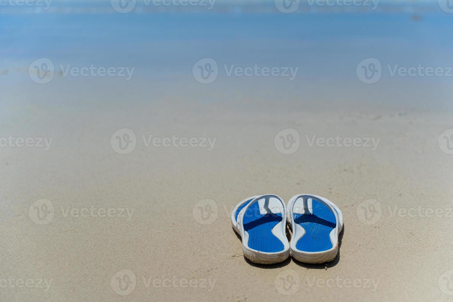 giro flops em uma arenoso oceano de praia - verão período de férias conceito. foto